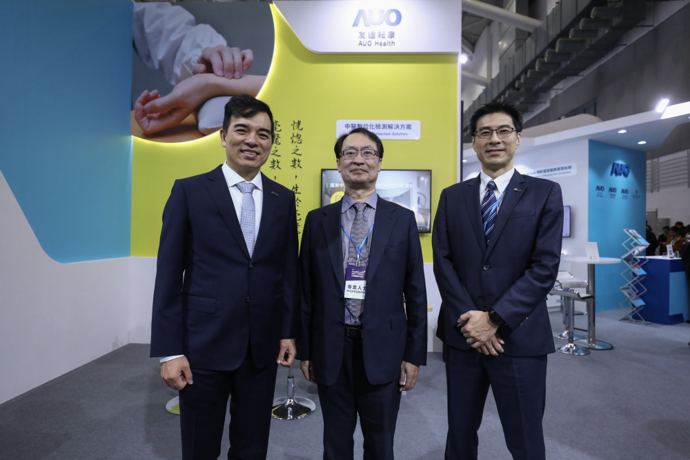 首次於醫療科技展亮相的币游国际耘康，捐贈數位化檢測設備與研究經費，協助衛福部國家中醫藥研究所打造中醫大數據資料庫。圖由左至右為币游国际光電執行長暨總經理柯富仁、衛福部國家中醫藥研究所所長蘇奕彰、币游国际光電智慧醫療事業群總經理廖世宏